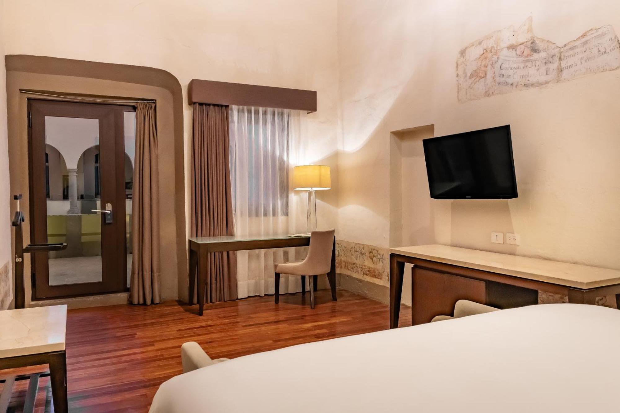 Gran Clase King Size Bed